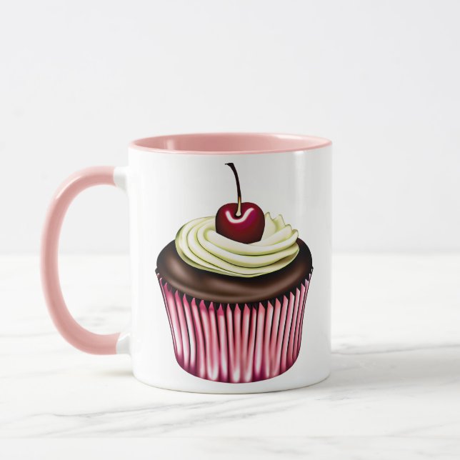 Schokoladenkuchen mit Kirsche auf oberster Tasse (Links)