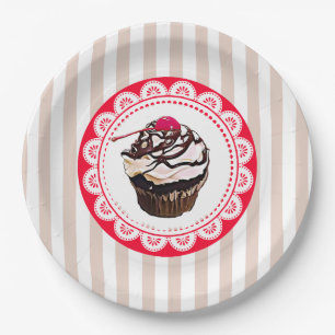 Schokoladenkuchen mit Tellern aus Kirschpapier Pappteller