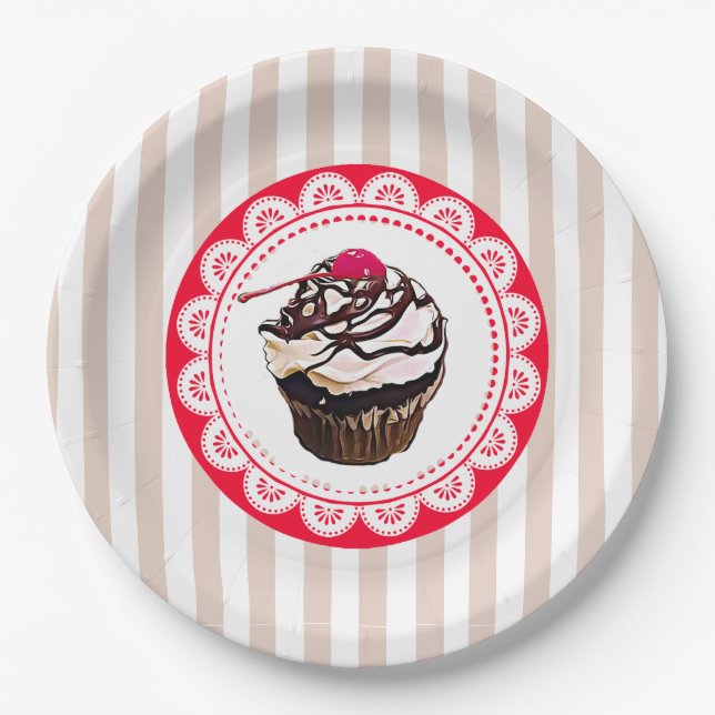Schokoladenkuchen mit Tellern aus Kirschpapier Pappteller (Vorderseite)