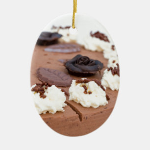 Schokoladenkuchen mit Tortenspitze im Detail Keramikornament