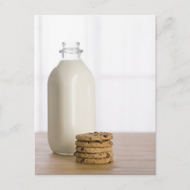 Schokoladenstücke mit Keksmilch im Glas Postkarte (Vorderseite)