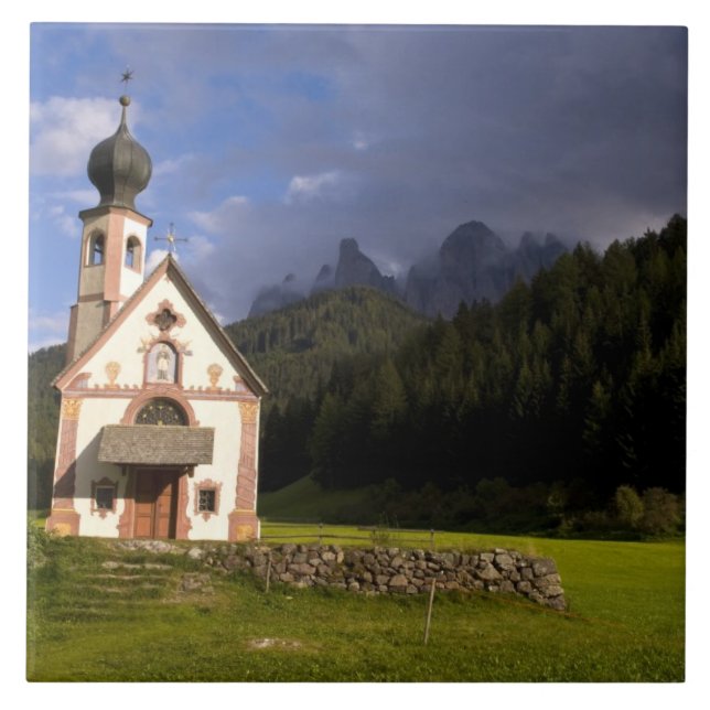 Schöne abgeschiedene einsame Kirche namens Rainui Fliese (Vorderseite)