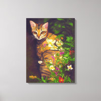 Schöne abyssinische Katze im Mitternachtsgarten