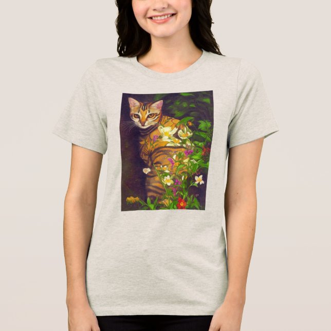 Schöne abyssinische Katze im Mitternachtsgarten Tri-Blend Shirt (Vorderseite)