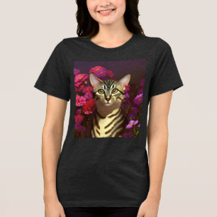 Schöne ägyptische Mau Katze in einem Nachtgarten Tri-Blend Shirt