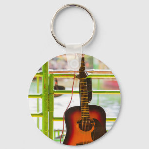 Schöne akustische Gitarre Schlüsselanhänger