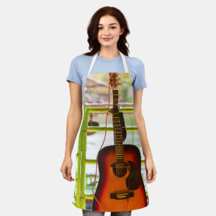 Schöne akustische Gitarre Schürze