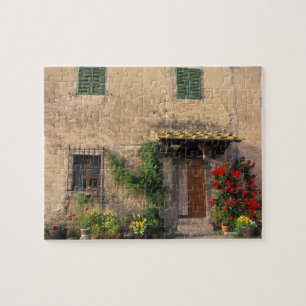 Schöne alte Zuhause mit Blume in San Gimignano