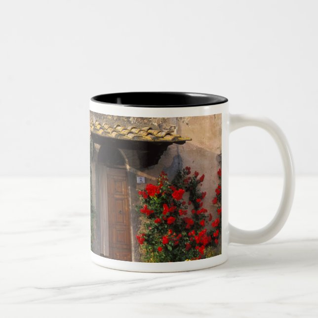 Schöne alte Zuhause mit Blume in San Gimignano Zweifarbige Tasse (Rechts)