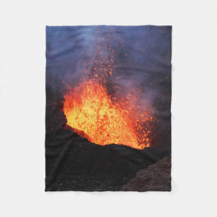 Schöne Ansicht der heißen Lavaeruption vom Vulkan Fleecedecke