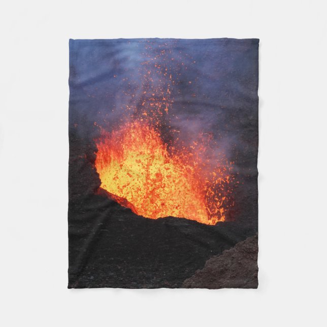 Schöne Ansicht der heißen Lavaeruption vom Vulkan Fleecedecke (Vorderseite)