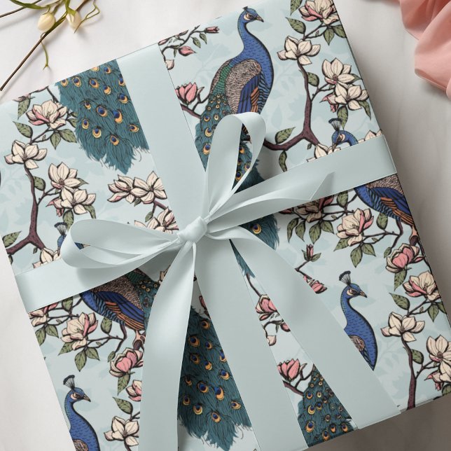 Schöne, Aquamarine Friedhöfe und Blume in Magnolie Geschenkpapier (Elegant Floral Blue Peacock Birds, Magnolia Branches in Bloom, Soft Blue Background. Hand Drawn.)