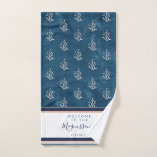 Schöne Aquarellkoralle auf Batik Blau Handtuch