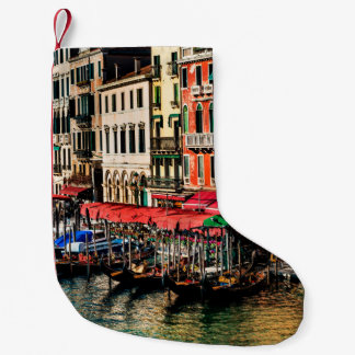 Schöne Aussicht auf die Wasserstraße und alte Gebä Kleiner Weihnachtsstrumpf