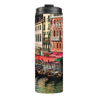 Schöne Aussicht auf die Wasserstraße und alte Gebä Thermosbecher