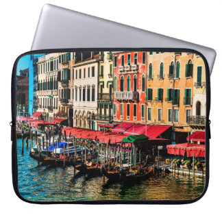 Schöne Aussicht auf die Wasserstraße und die alten Laptopschutzhülle