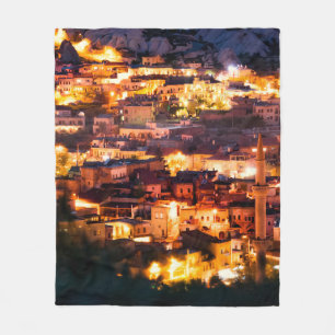 Schöne Aussicht auf Goreme in der Nacht. Berühmtes Fleecedecke