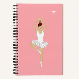 Schöne Balletttänzerin auf rosa Notizbuch