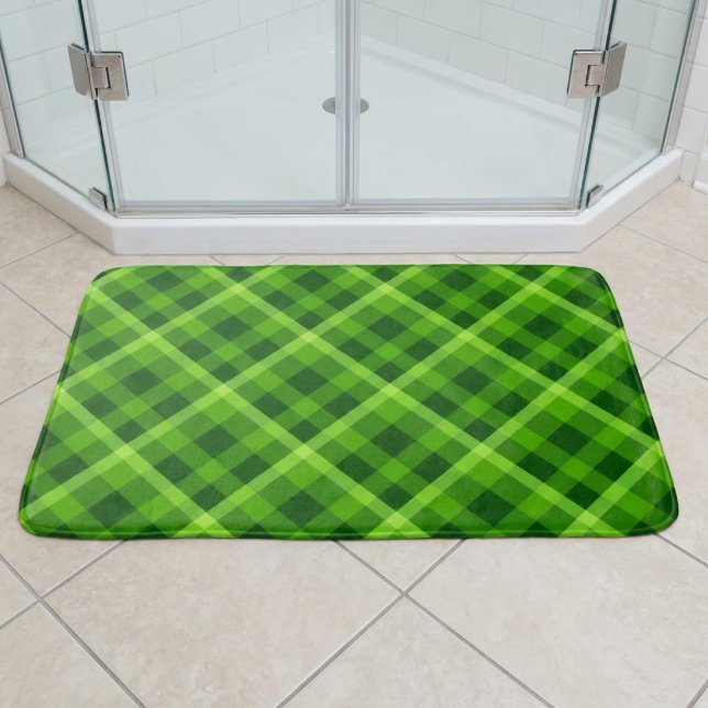 Schöne Bäume Grün Kariert große Badematte (Beautiful Tree Green Plaid Large Bath Mat on a tiled floor in front of a shower in a bathroom.)