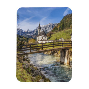 Schöne Berge mit Kirche Magnet