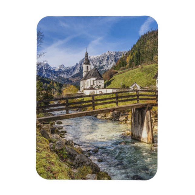 Schöne Berge mit Kirche Magnet (Vertikal)