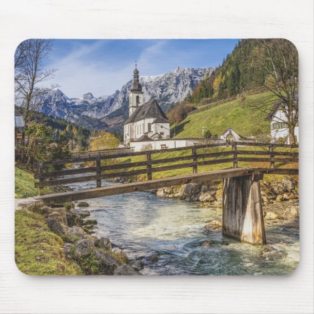 Schöne Berge mit Kirche Mousepad (Vorne)
