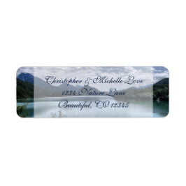 Schöne Berge und Seeadresse