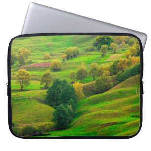 Schöne Berglandschaft im Abend Sonnenlicht. Laptopschutzhülle