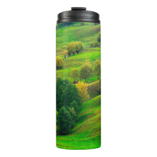 Schöne Berglandschaft im Abendsonnenlicht. Thermosbecher