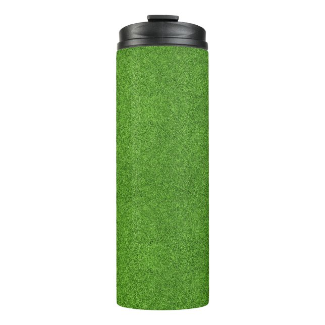 Schöne Beschaffenheit des grünen Grases vom Thermosbecher (Vorderseite)
