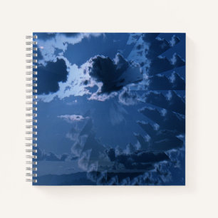 Schöne bewölkte Himmel über den Bergen.... Notizbuch
