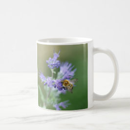 Schöne Biene auf blauer Blume Kaffeetasse