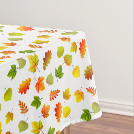 Schöne Blätter aus dem Herbst auf weißem Tablett Tischdecke