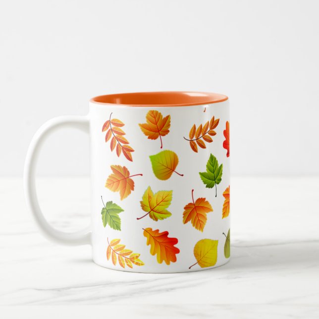 Schöne Blätter des Herbstes auf Weiß Zweifarbige Tasse (Links)