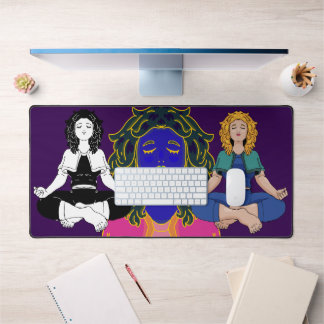 Schöne blonde Mädchen-Yoga-Pose Lotus Niedlich Schreibtischunterlage