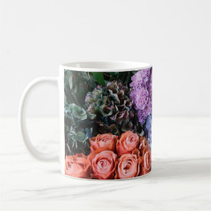 Schöne blühende Blume (Rose, Hydrangen, c Kaffeetasse