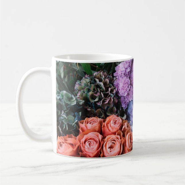 Schöne blühende Blume (Rose, Hydrangen, c Kaffeetasse (Links)