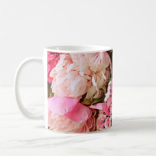 Schöne Blume im Sommer. Bouquet aus rosafarbenem E Kaffeetasse