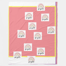 Schöne Brigitte mit Regenbogenvlies-Decke.