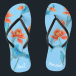 Schöne Chinoiserie Orange & Blue Wedding Flip Flops<br><div class="desc">Es ist wunderschön, oder? Dieses erwünschte Flip-Flops-Paar zeichnet sich durch ein Vintages, luxuriöses Chinoiserie-Muster von Lotus-Blume vor dem hellblauen Hintergrund und die wechselnde Typografie "Just Married" aus. Zeigen Sie mit diesen atemberaubenden und komfortablen Bräunungsrutschen Ihren neuen Status als Frau! Strich Anpassen Sie es mit Ihrer Formulierung durch die Vorlagenfelder. Wenn...</div>