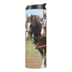 Schöne Clydesdale Pferde pflügen Thermosbecher