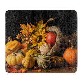 Schöne Cornucopia gefüllt mit Herbstgürteln Schneidebrett