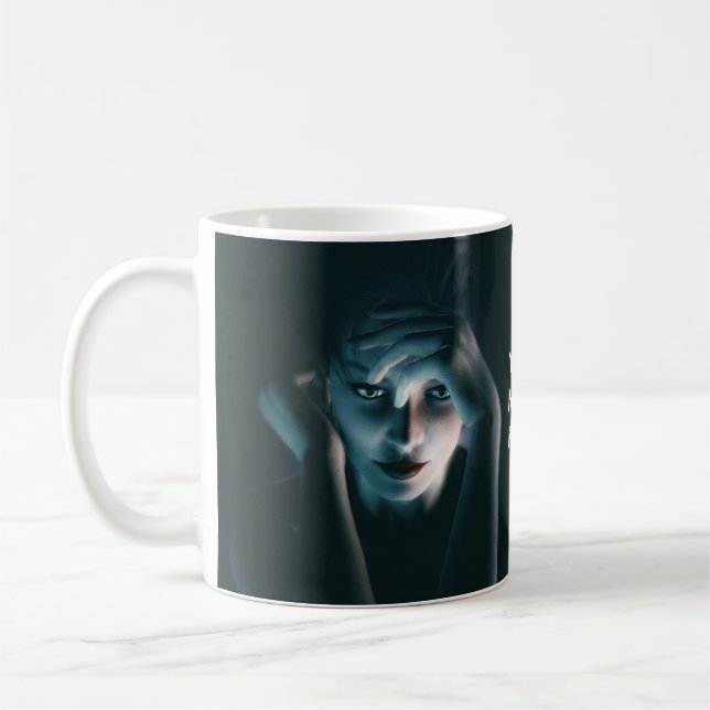 Schöne denkende Frau. Anpassbarer Text Kaffeetasse (Links)