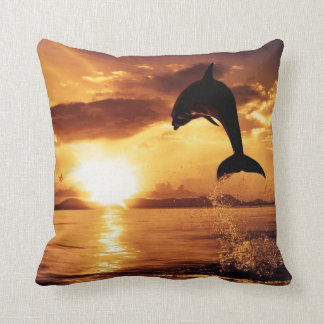 Schöne Dolphin bei Sunset Throw Kissen