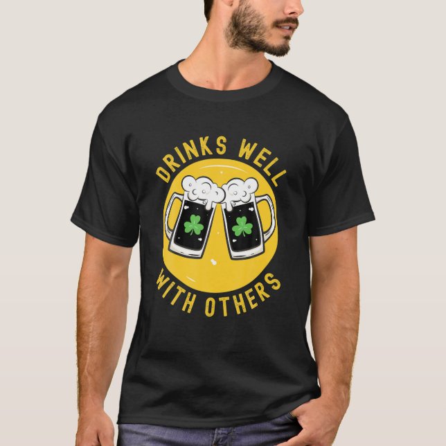 Schöne Drinks mit anderen St. Patricks Day T-Shirt (Vorderseite)