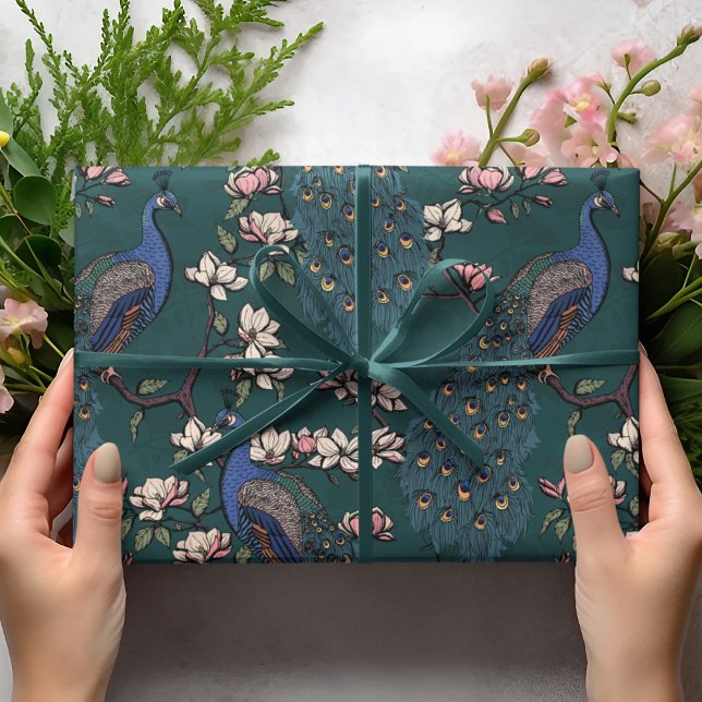 Schöne, dunkle Aquamarine Friedenstruppen und Magn Geschenkpapier (Elegant Floral Blue Peacock Birds, Magnolia Branches in Bloom, Teal Green Background. Hand Drawn.)