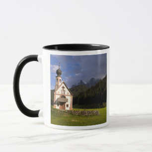 Schöne einsame einsiedlerische Kirche namens Rainu Tasse