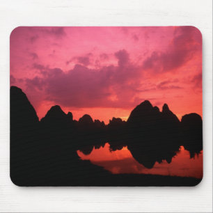Schöne Farbe bei Sonnenuntergang der Kalksteinberg Mousepad