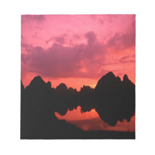 Schöne Farbe bei Sonnenuntergang der Kalksteinberg Notizblock