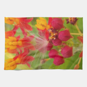 Schöne, farbenfrohe Blüte mit Milkweed Art Printin Handtuch